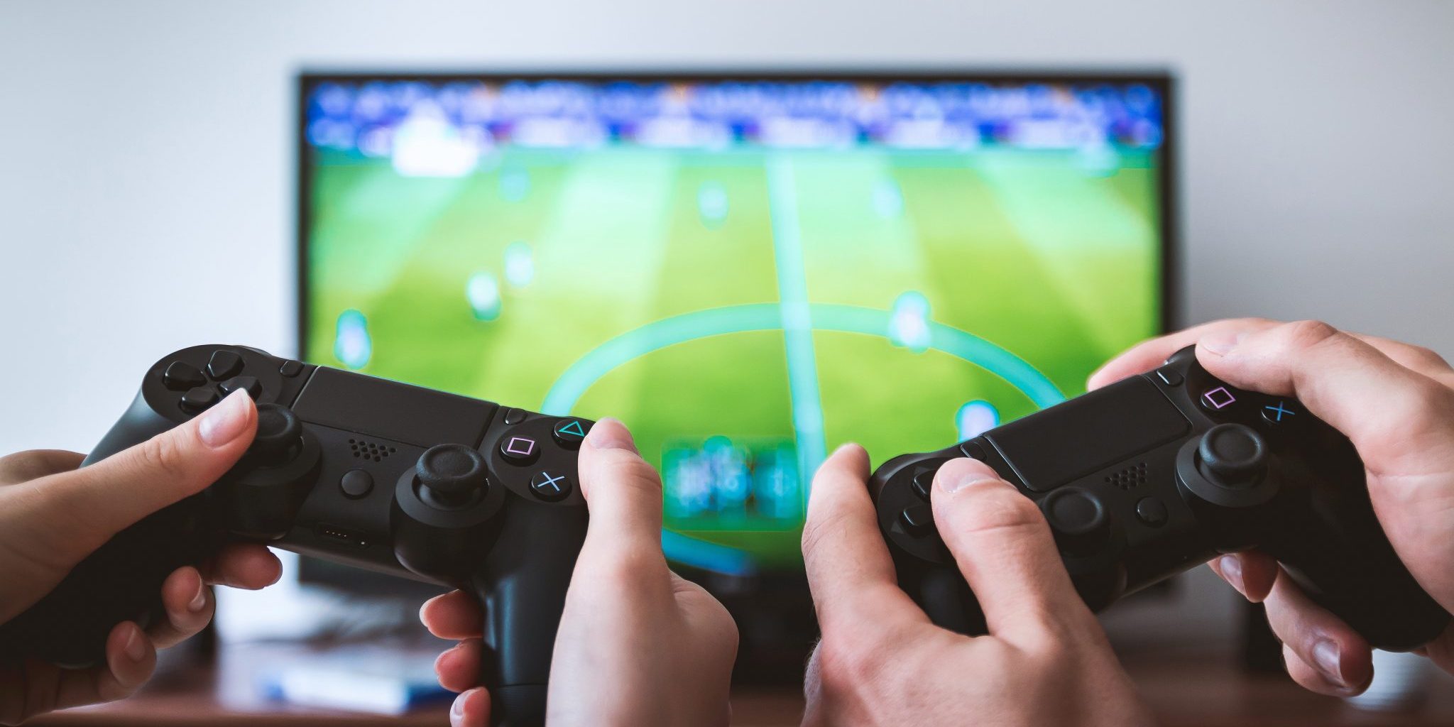 Two players playing video games on TV at home computerspil og esport